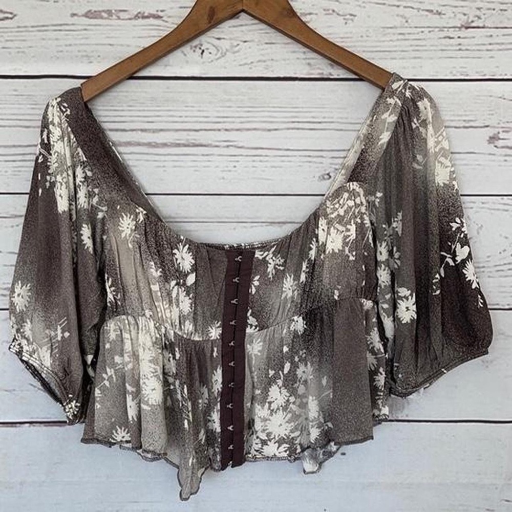 UO brown floral puff sleeve crop top